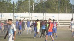 Final caliente, corridas y jugadores heridos: Villa Hipódromo le ganó a Del Bono y se desató el caos Final caliente, corridas y jugadores heridos: Villa Hipódromo le ganó a Del Bono y se desató el caos