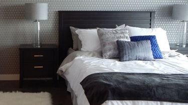 Usando almohadones para decorar la cama