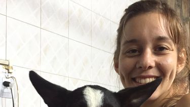 La psicopedagoga sanjuanina que en sus ratos libres rescata a perritos de la calle