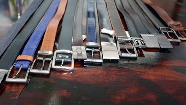 Hombres: hebillas y cinturones, glam dos por uno