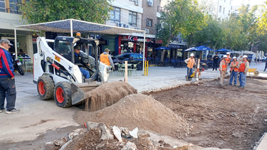 Durante la mañana de este jueves, el personal de la Municipalidad trabajaba intensamente para rellenar los pozos y hacer la compactación, previo a la tarea de hormigonado.
