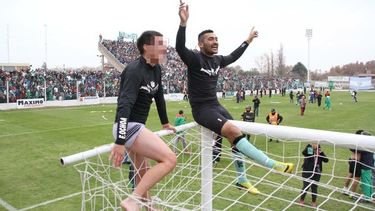 Fuerte cruce entre la anterior y la actual pareja del ex futbolista acusado de violento