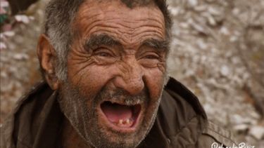 La historia del Indio Camacho, el jachallero que vive bajo un puente porque le gusta