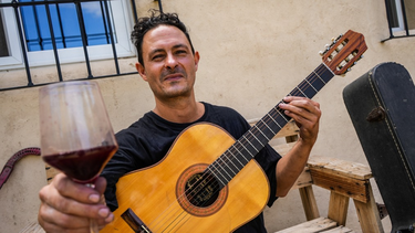 Fernando García crea y vende el combo completo, música y vino.