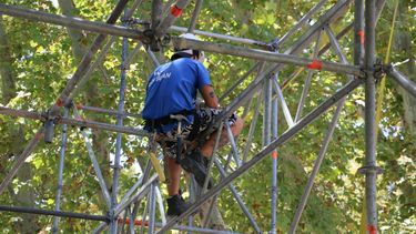 Ya comenzaron a armar los stands de la Fiesta del Sol en el Parque de Mayo
