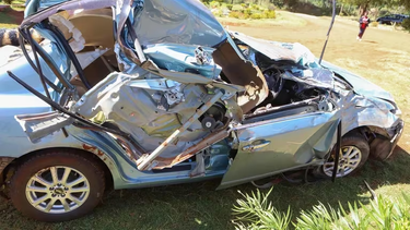 El coche accidentado que conducía Kelvin Kiptum, poseedor del récord mundial de maratón, frente a la comisaría de policía de Kaptagat, Kenia.