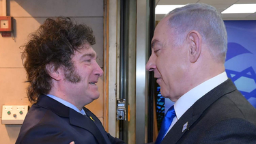 Benjamin Netanyahu y Javier Milei, en un saludo fraterno.