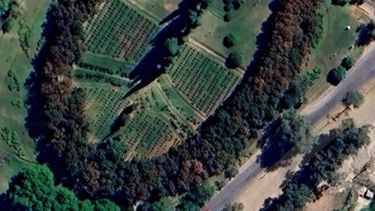 El Jardín de los Poetas, en Rivadavia, con su particular forma de escudo.