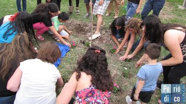 Los alumnos de sociales hicieron un emotivo homenaje a Leslie