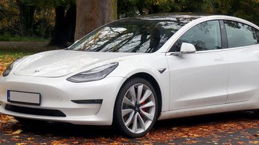 Los chinos clonaron un Tesla, y lo venden a la mitad que el original