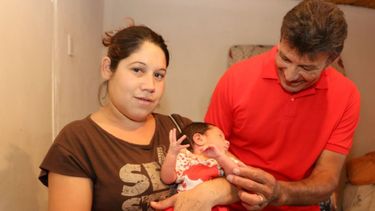 El emotivo reencuentro del “chofer partero” con la madre y la bebé que ayudó a nacer