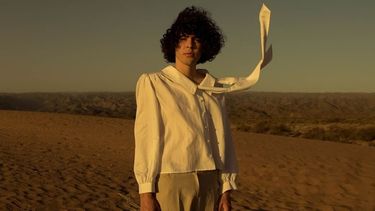 Letras esperanzadoras rodeadas de sonidos cálidos y vintage con estilo sanjuanino