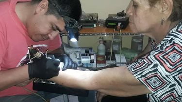 Divina: tiene 72, y se clavó un tatuaje del cura Brochero