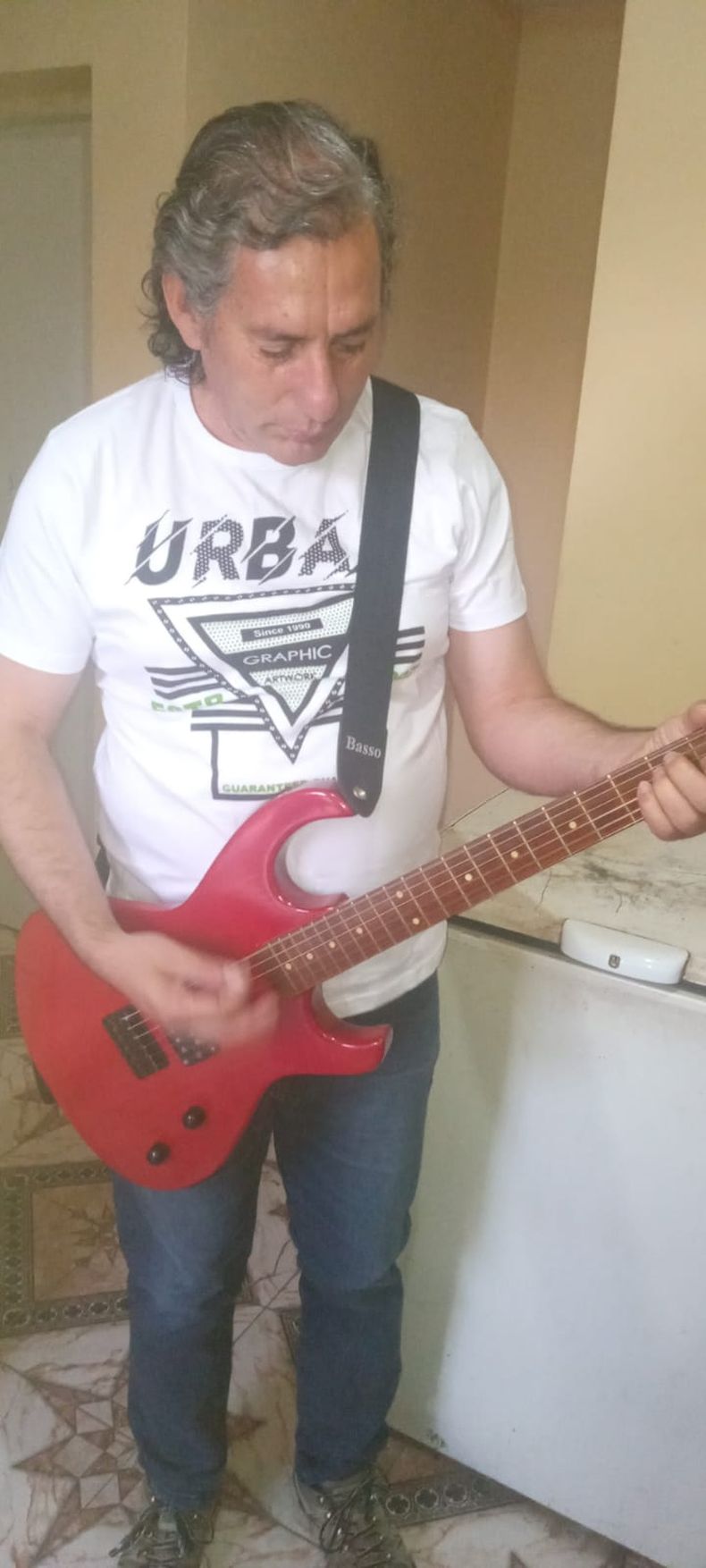 Mauricio, feliz con su nueva guitarra reparada por un mendocino solidario