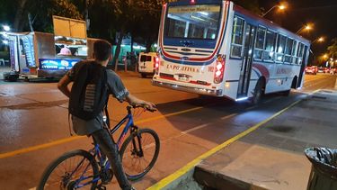 Un colectivo se frenó en la ciclovía de Capital y generó enojo entre los ciclistas
