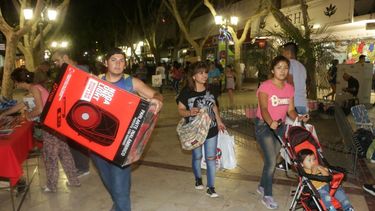 A horas del cierre de Comercio, los sanjuaninos coparon el centro con compras navideñas