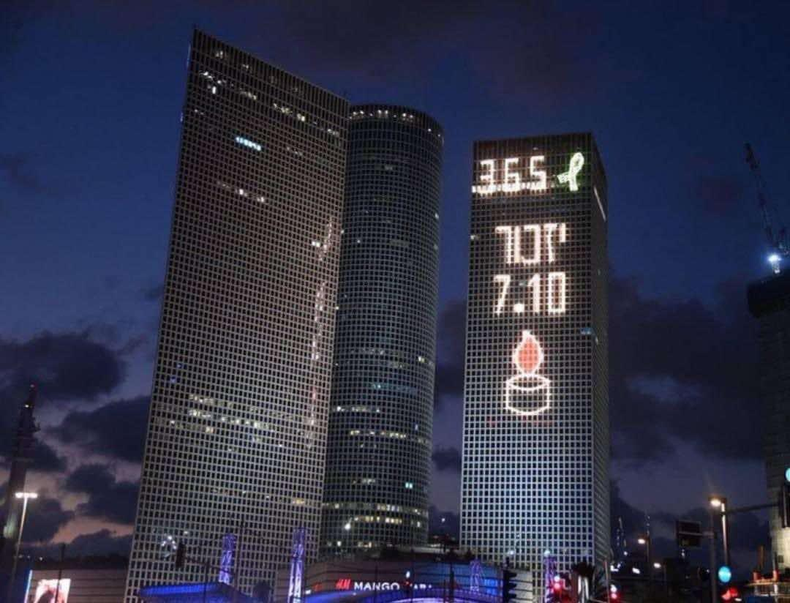 Los edificios representan el corazón de Tel Aviv y todas las noches se escribe sobre ellos cuántos días llevan con guerra y esperando por los rehenes. Los edificios representan el corazón de Tel Aviv y todas las noches se escribe sobre ellos cuántos días llevan con guerra y esperando por los rehenes.