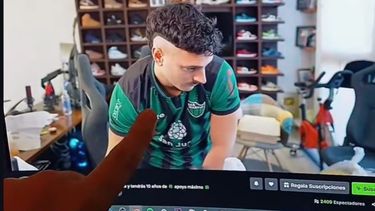 Coscu usó en un vivo la camiseta de San Martín que le regaló un streamer sanjuanino