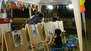 Mirá todo el color de los stands de artesanías, juegos y comidas
