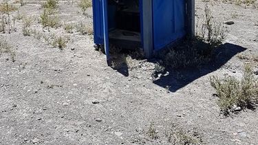 Polémica: pusieron un baño químico en la ruta que va a Iglesia