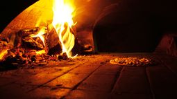 Polémica en Chimbas por una pizzería que parodia a una franquicia extranjera