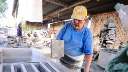 Así es el proceso artesanal de las baldosas de Plaza 25 de Mayo