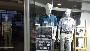 Un local de venta de ropa masculina recuerda a los héroes del ARA San Juan