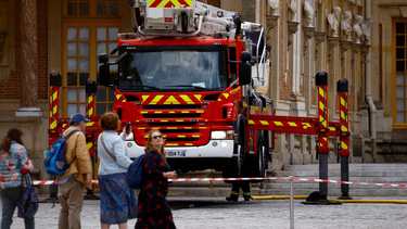 Una dotación de bombero, trabajando en el Palacio de Versalles.
