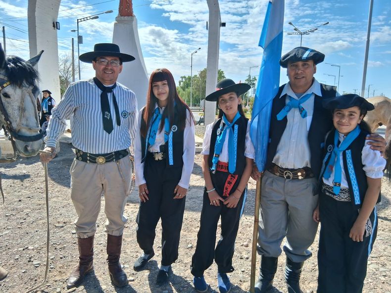 Gastón Poblete, presidente de la Agrupación Gaucha Rastreador Calívar, junto a otros miembros de su institución.