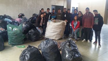 Intensa recolección de botellas en la campaña Egresados Solidarios