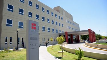 Un joven motociclista de 20 años permanece internado en grave estado en el Hospital Rawson, luego de ser impactado por un camión.