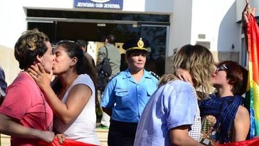 En las afueras de la Central de Policía, una masiva besada
