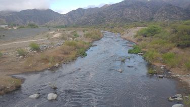 Una impresionante creciente de color negro asustó a los vallistas: ¿de qué se trata?. Foto gentileza Diario Valle Fértil.