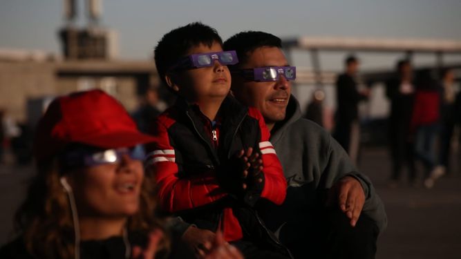 Más de 30.000 personas disfrutaron del eclipse en el Costanera Complejo Ferial