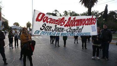 Un grupo de docentes autoconvocados protestó frente al Centro Cívico