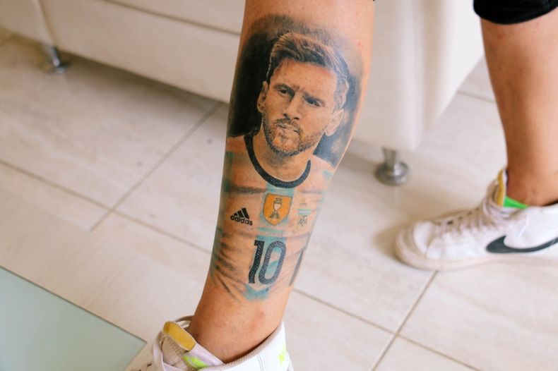 Es pocitano, fue a Paris, a Brasil, y no lo logró: quiere que Messi le firme el tatuaje en su tierra