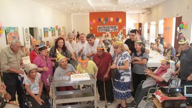 Los abuelos tuvieron un mega cumpleaños popular