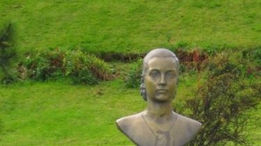 Eva Perón, sobre mármol travertino, en Albardón