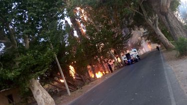 Pánico en Pocito: el fuego en unos pastizales casi termina con casas incendiadas