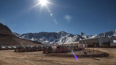 Unos 1.300 trabajadores de Veladero y Lama viajarán para votar