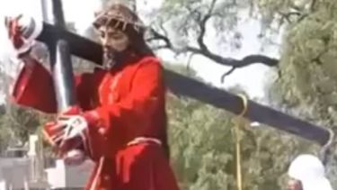 Una estatua de Cristo mueve la cabeza en plena procesión