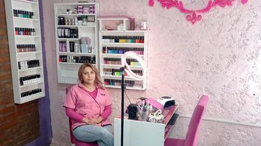 Perdió a su mamá en un accidente en Rawson, abrió su manicura y ahora intercambia trabajo por juguetes