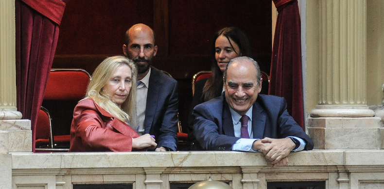 Karina Milei y Guillermo Francos, en uno de los palcos del Congreso, siguiendo la Ley Bases (Foto: Clarín) Karina Milei y Guillermo Francos, en uno de los palcos del Congreso, siguiendo la Ley Bases (Foto: Clarín)