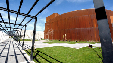 Pulmón verde y paisaje emblema de San Juan, cuánto cuesta mantener los jardines del Centro Cívico y la Plaza del Bicentenario