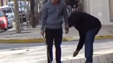 ¿Ayudarías a un ciego? Mirá cómo reaccionaron los sanjuaninos