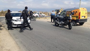 Video: apedrearon una movilidad de Niñez y tuvo que intervenir la policía