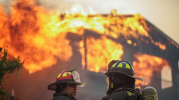 Devastadores incendios en Chile: al menos 15 muertos y más de 50 mil evacuados