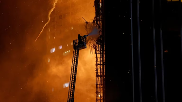 Un feroz incendio afectó un rascacielos en Hong Kong