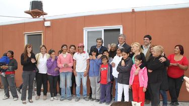 Evacuados: 15 familias de Rawson recibieron módulos habitacionales