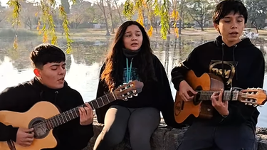 Alejandro, Carolina y Leonardo Pastén, los integrantes del Dúo Sierra Maestra que se está haciendo un lugar en el folklore nacional.